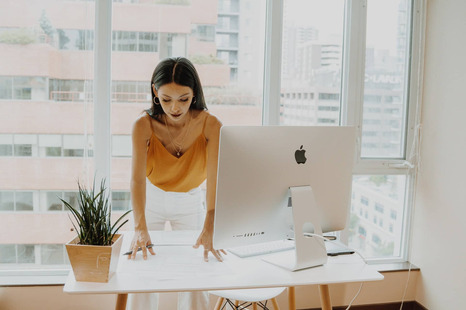 Business Frau am Tisch in ihrem Home Office